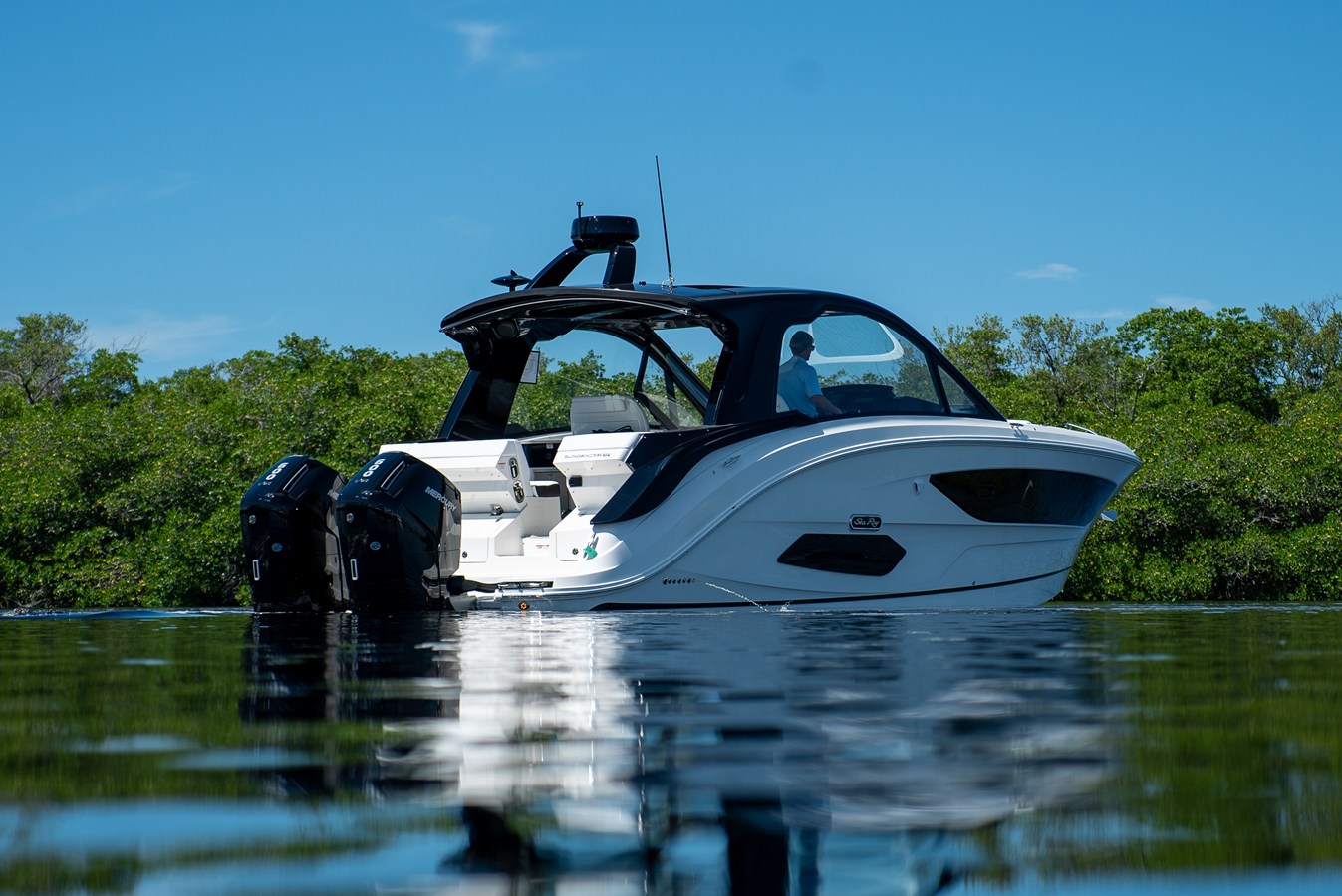 Sea Ray Sundancer 370 Outboard — 2026 Sea Ray Sundancer 370 Outboard — photo 4