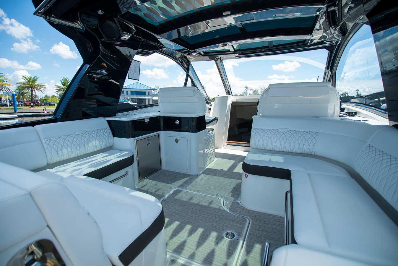 Sea Ray Sundancer 370 Outboard — 2026 Sea Ray Sundancer 370 Outboard — photo 5