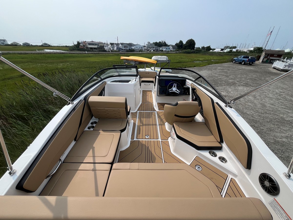 Sea Ray SPX 210 Outboard — 2026 Sea Ray SPX 210 Outboard — photo 4