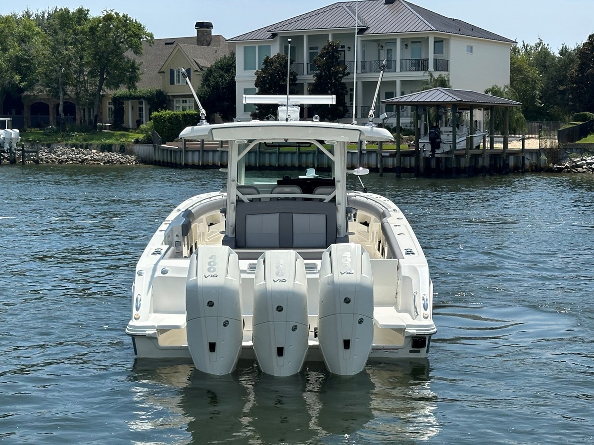 Boston Whaler 380 OUTRAGE — 2024 Boston Whaler 380 Outrage — photo 2