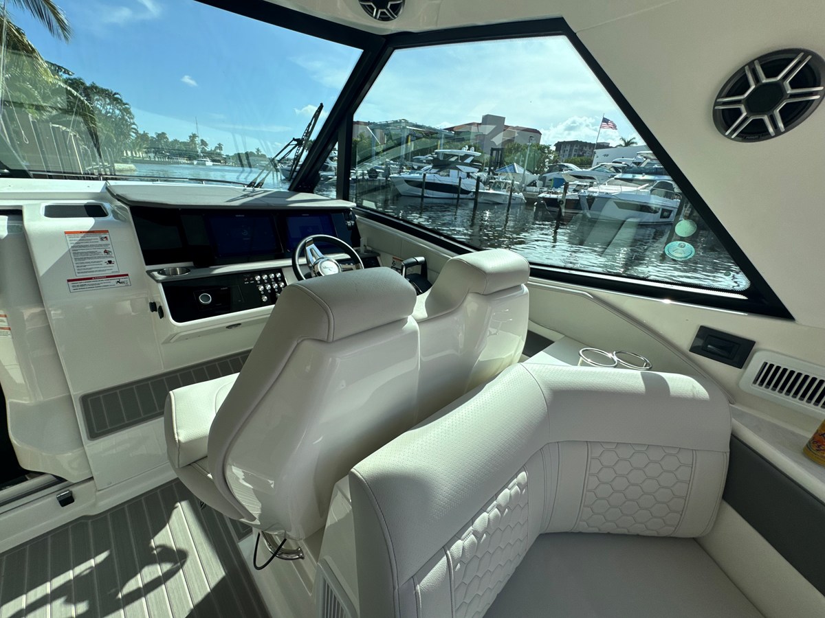 SEA RAY SUNDANCER 320 OUTBOARD, photo 21