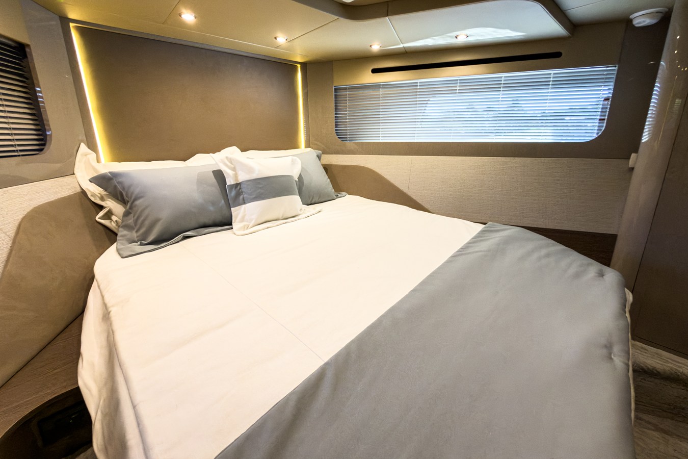 CRUISERS YACHTS 50 FLY, photo 41