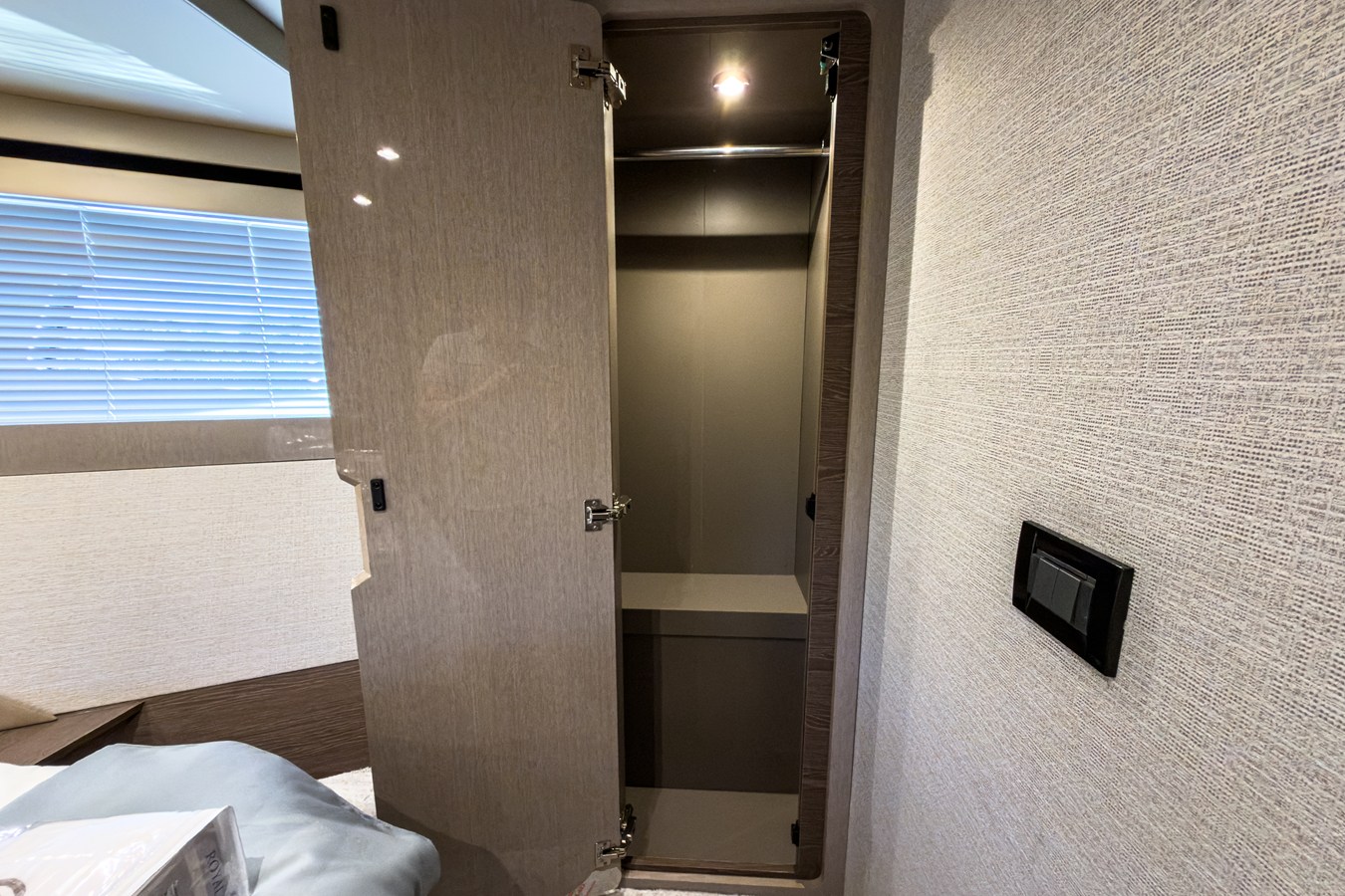 CRUISERS YACHTS 50 FLY, photo 42