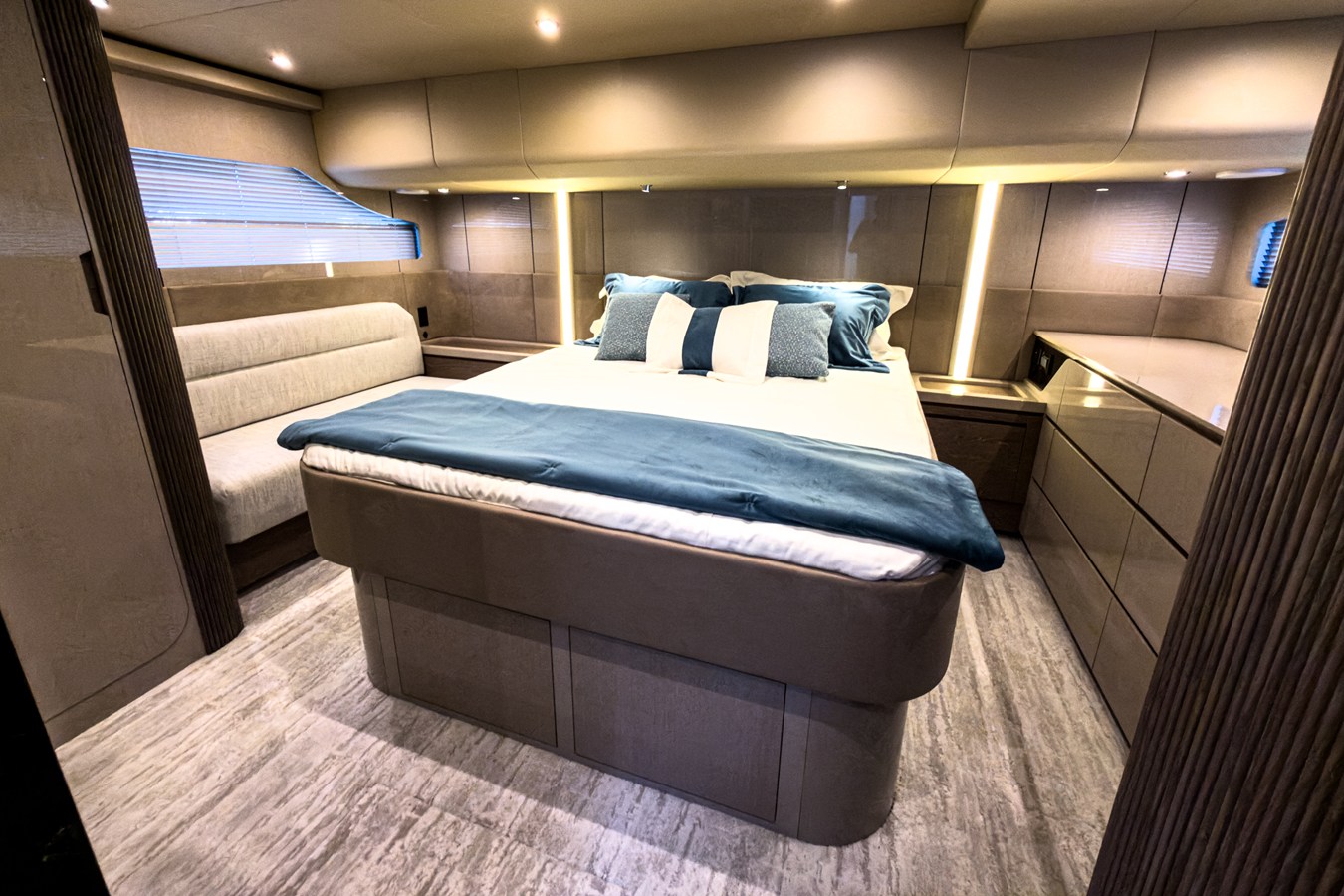 CRUISERS YACHTS 50 FLY, photo 49