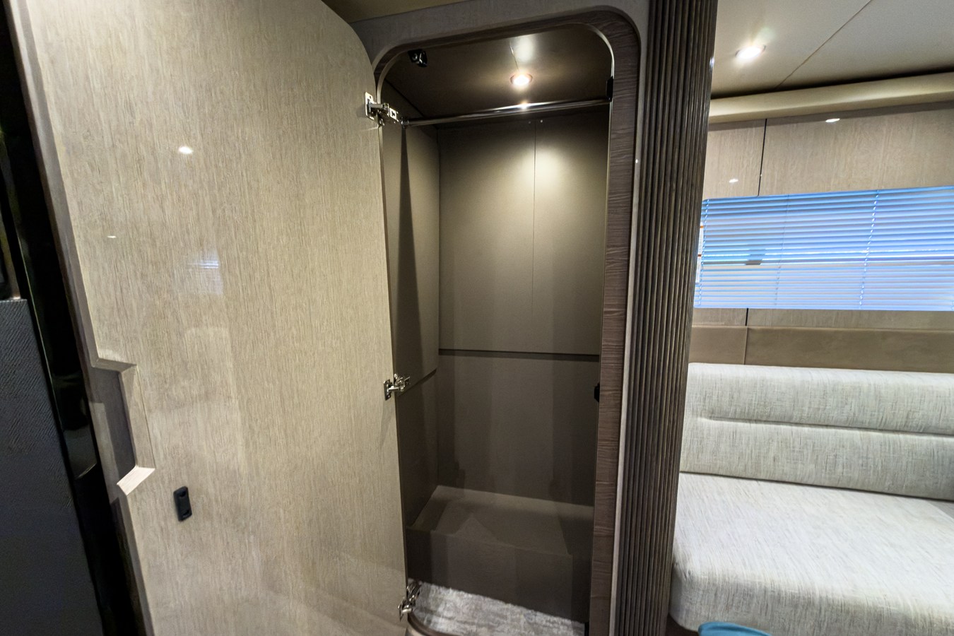 CRUISERS YACHTS 50 FLY, photo 55