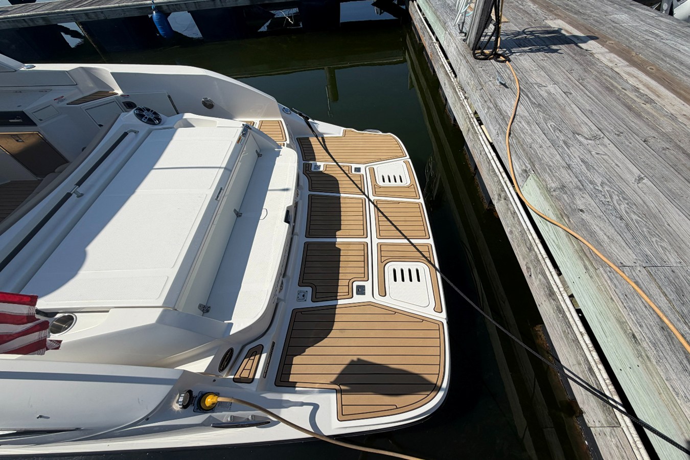 Sea Ray 350 SLX — 2021 Sea Ray 350 SLX — photo 4