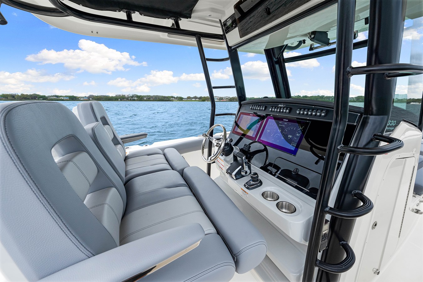 BOSTON WHALER 330 OUTRAGE, photo 53