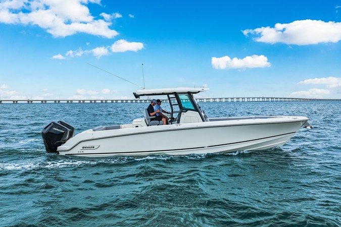 BOSTON WHALER 330 OUTRAGE — 2026 Boston Whaler 330 Outrage