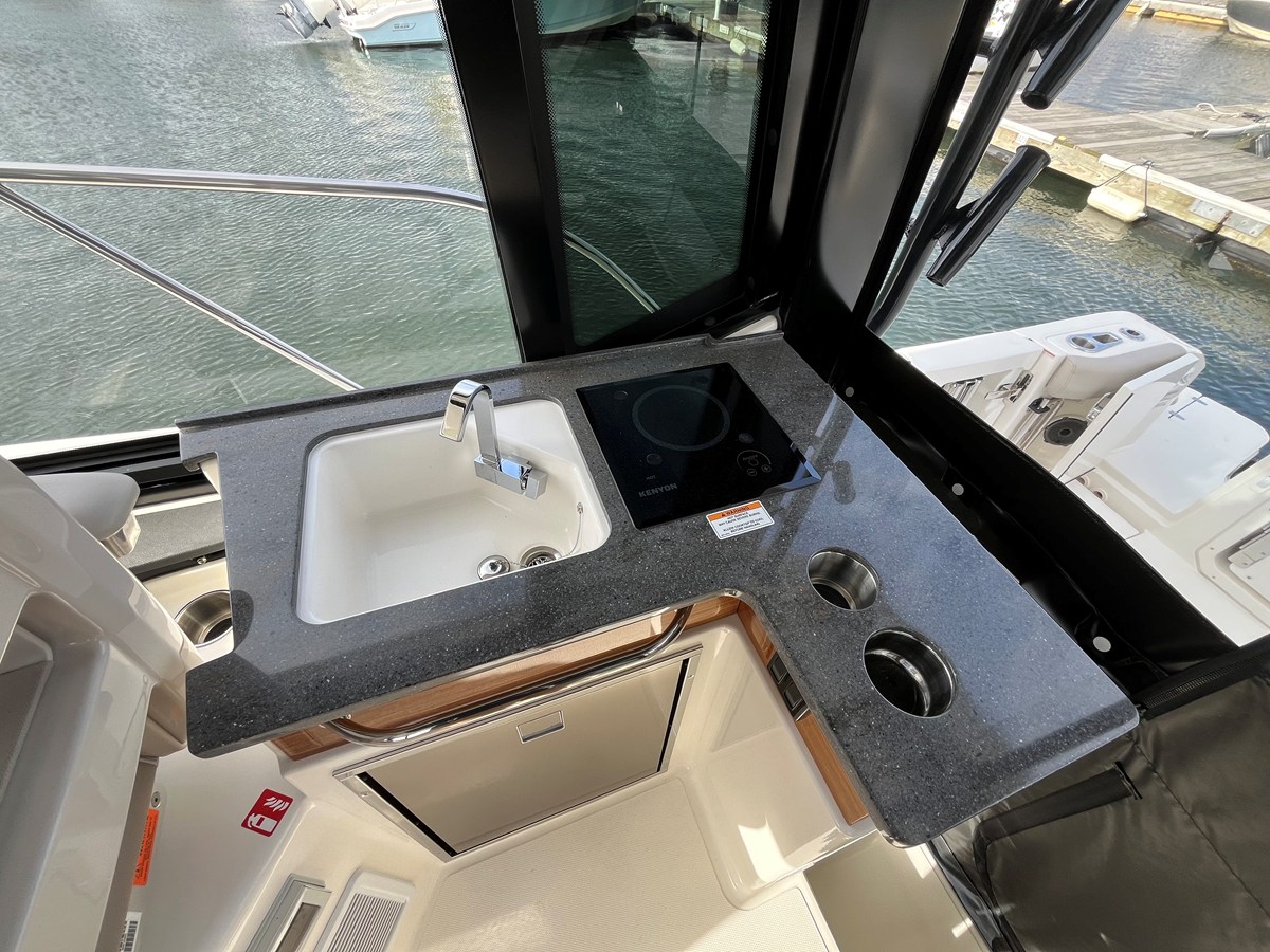 BOSTON WHALER 365 CONQUEST, photo 27