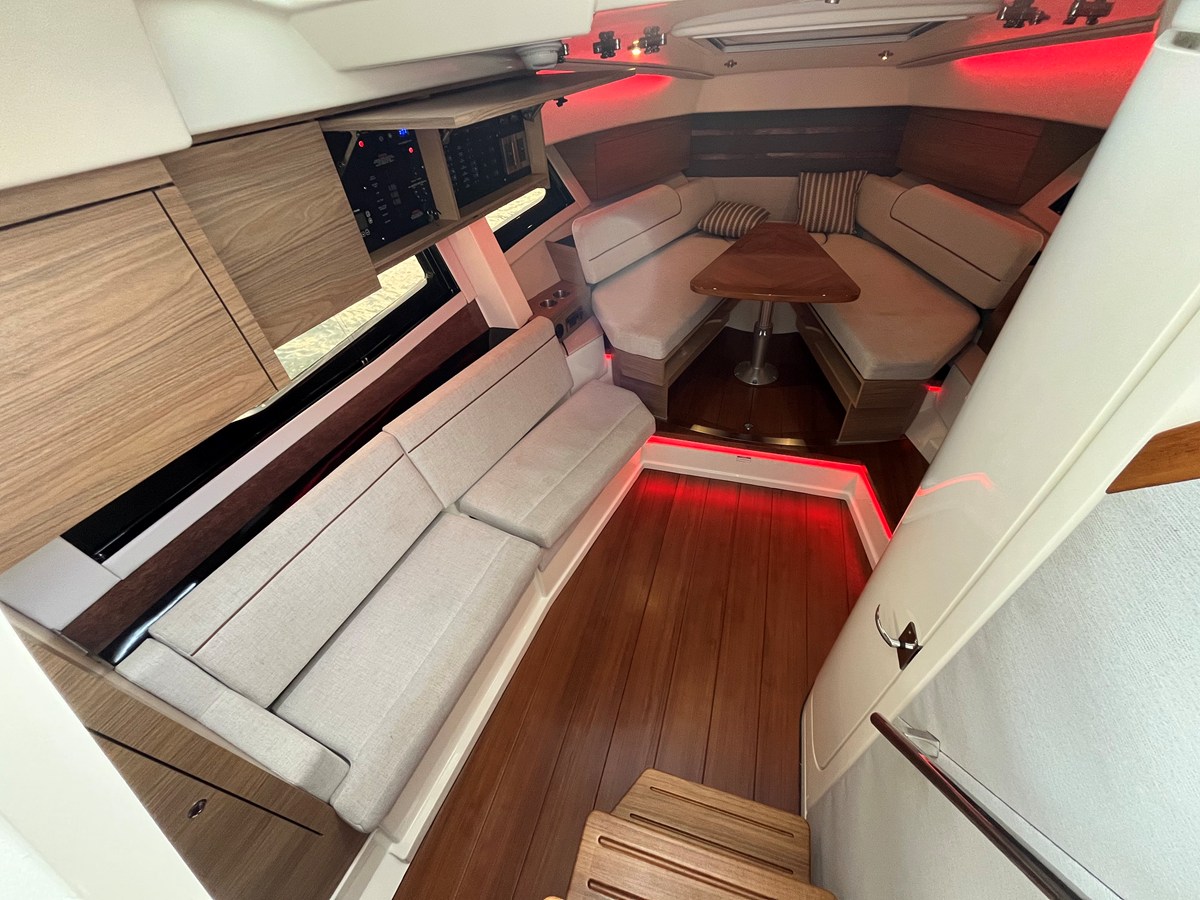 BOSTON WHALER 365 CONQUEST, photo 37