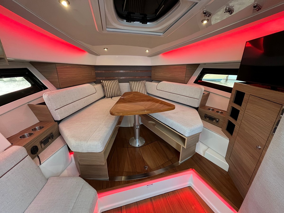 BOSTON WHALER 365 CONQUEST, photo 38