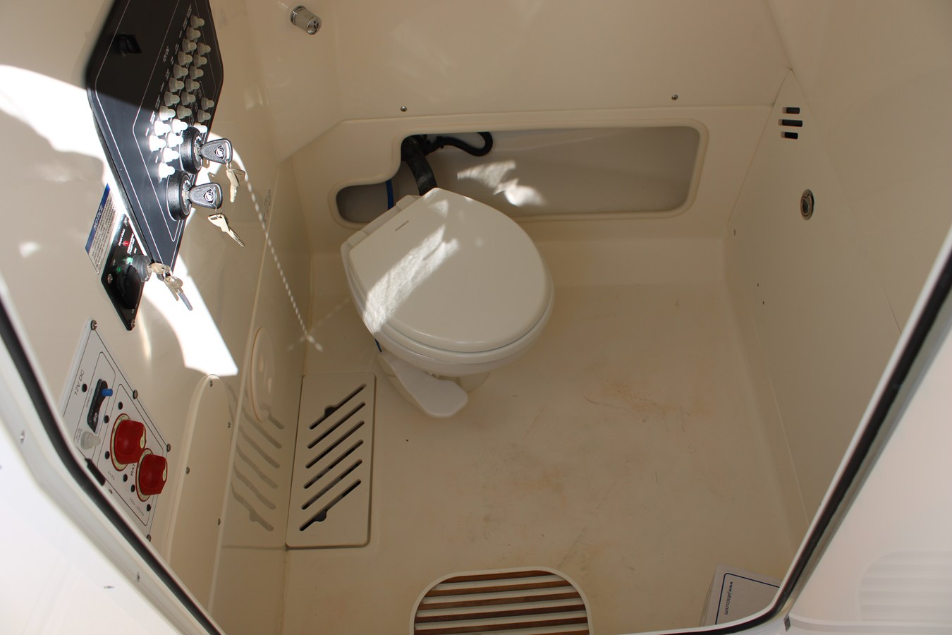 BOSTON WHALER 250 OUTRAGE, photo 19