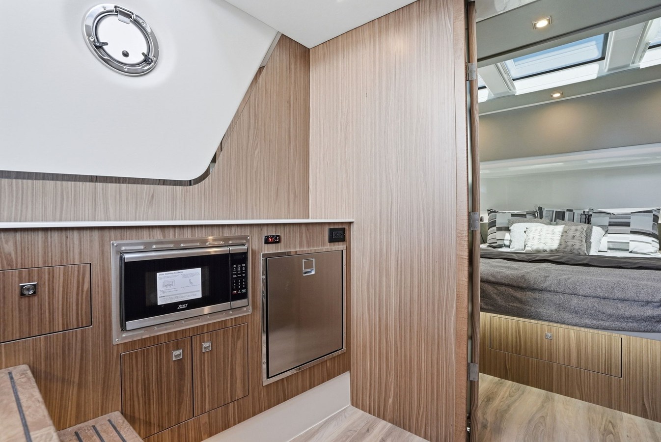 CRUISERS YACHTS 50 GLS OB, photo 37