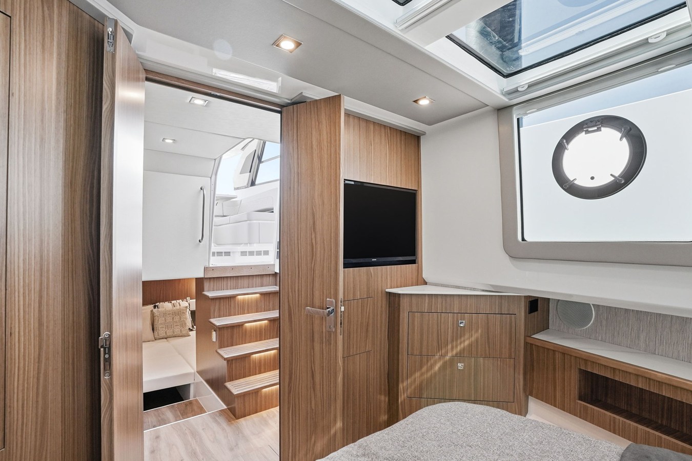 CRUISERS YACHTS 50 GLS OB, photo 40