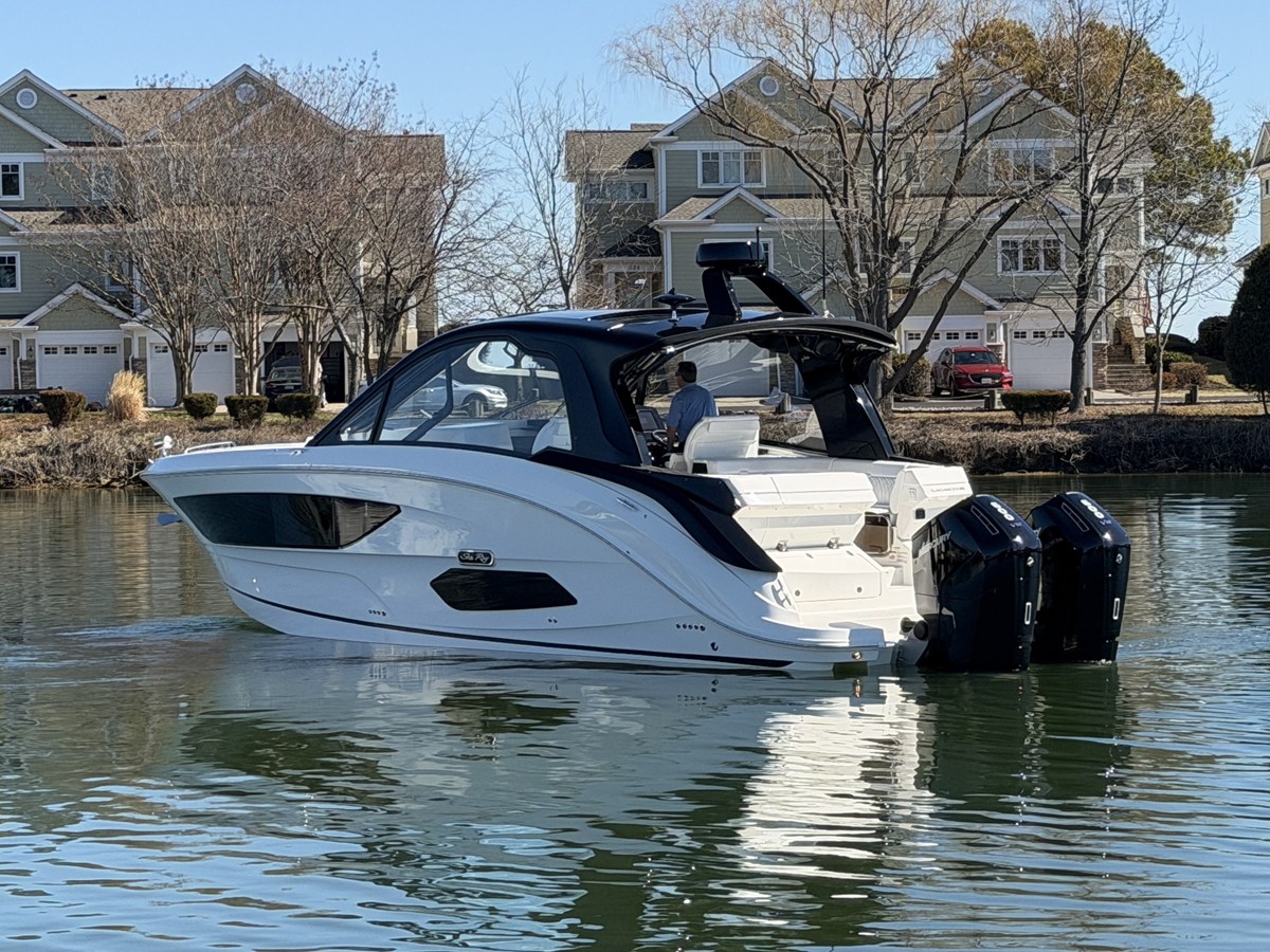 Sea Ray Sundancer 370 Outboard — 2026 Sea Ray Sundancer 370 Outboard — photo 4