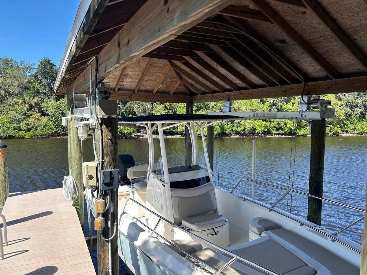 Boston Whaler 240 DAUNTLESS — 2018 Boston Whaler 240 Dauntless — photo 2