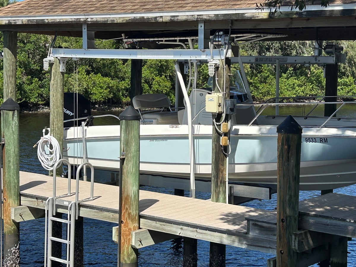 Boston Whaler 240 DAUNTLESS — 2018 Boston Whaler 240 Dauntless — photo 3