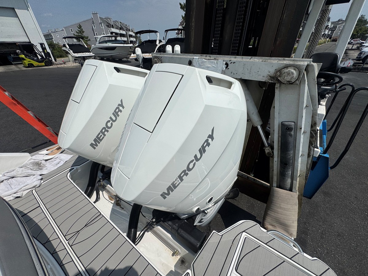 Sea Ray SLX 310 Outboard — 2027 Sea Ray SLX 310 Outboard — photo 5