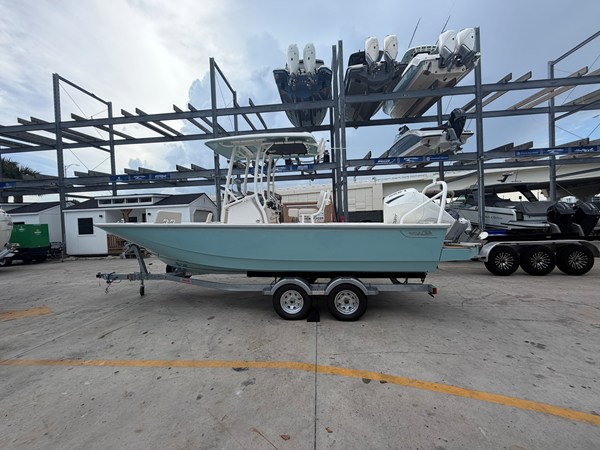 BOSTON WHALER 210 MONTAUK — 2027 Boston Whaler 210 Montauk