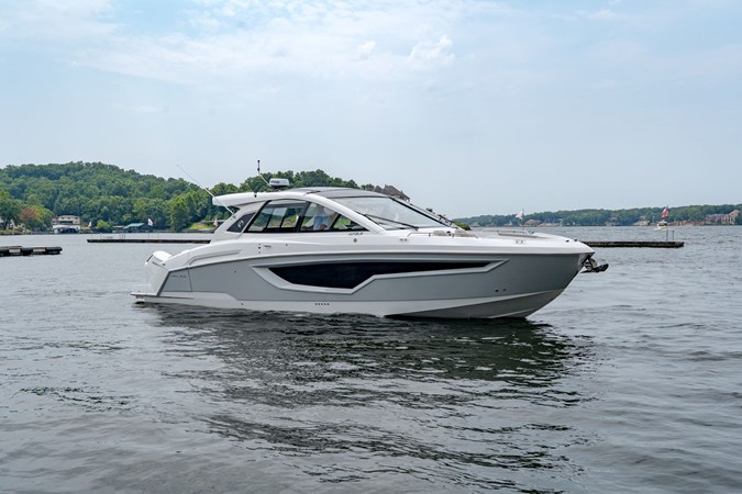 CRUISERS YACHTS 42 GLS OUTBOARD — 2027 Cruisers Yachts 42 GLS Outboard