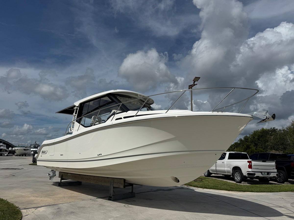 Boston Whaler 325 CONQUEST — 2026 Boston Whaler 325 Conquest — photo 3