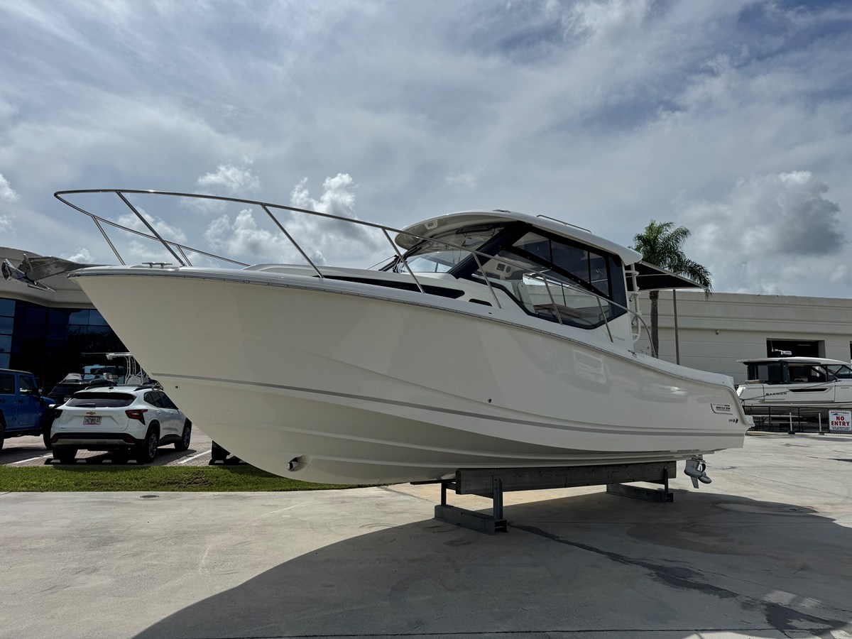 Boston Whaler 325 CONQUEST — 2026 Boston Whaler 325 Conquest — photo 4