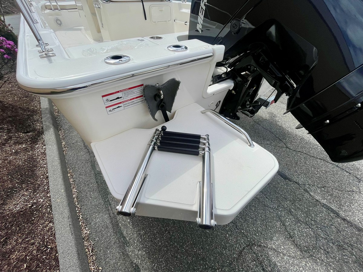 Boston Whaler 210 Montauk — 2026 Boston Whaler 210 Montauk — photo 2