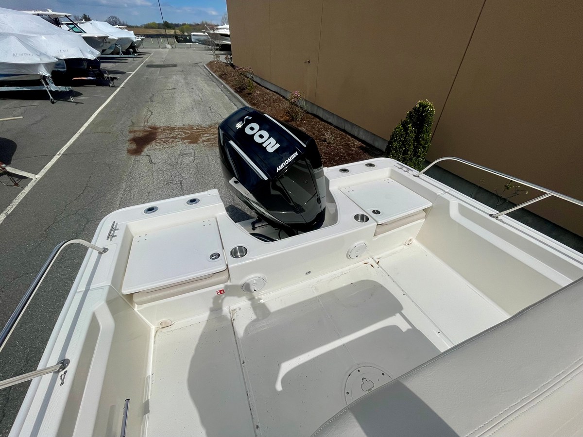 Boston Whaler 210 Montauk — 2026 Boston Whaler 210 Montauk — photo 3