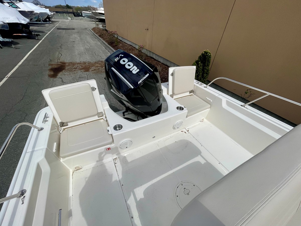 Boston Whaler 210 Montauk — 2026 Boston Whaler 210 Montauk — photo 4