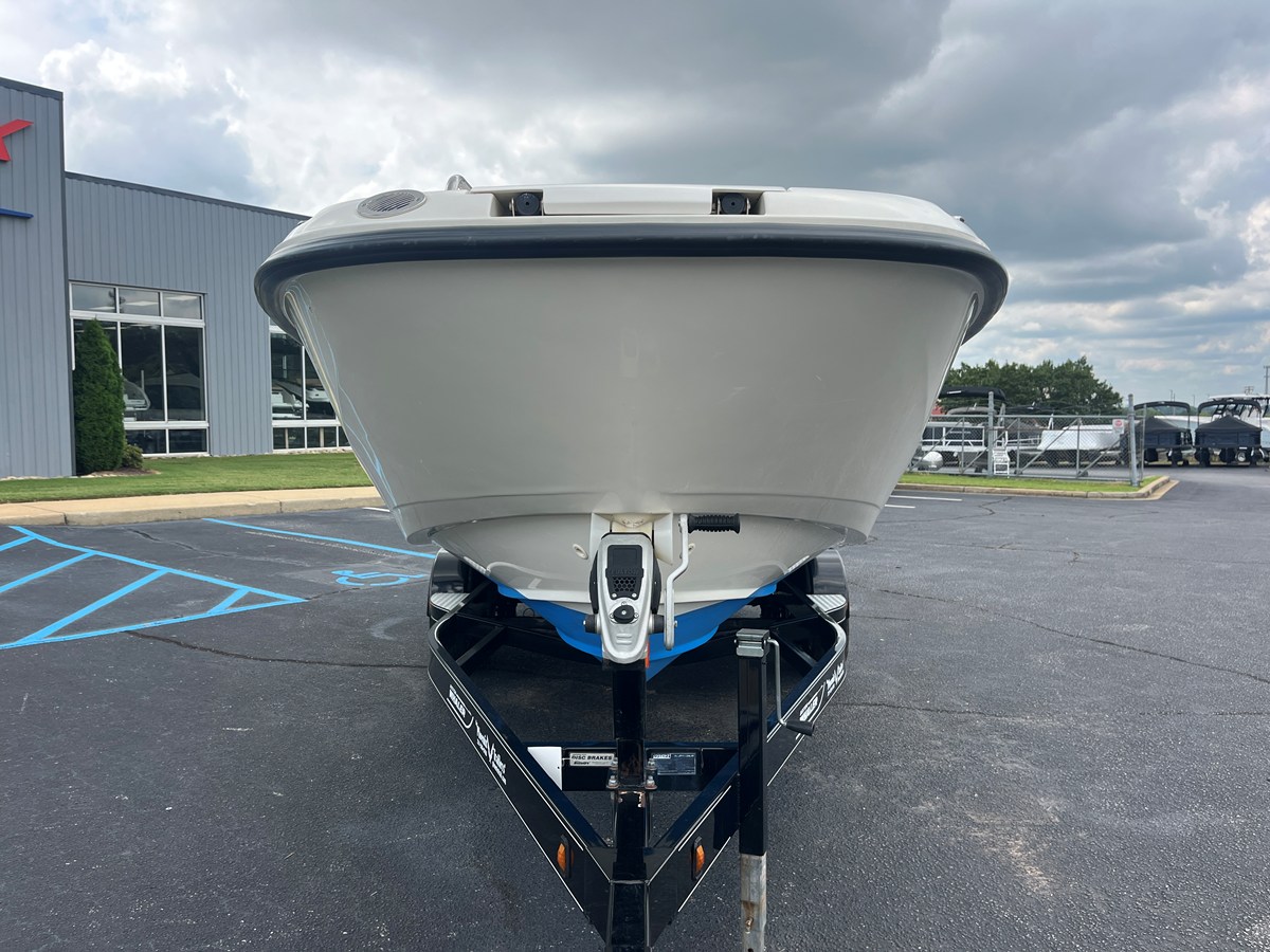 Boston Whaler 230 VANTAGE — 2013 Boston Whaler 230 Vantage — photo 3