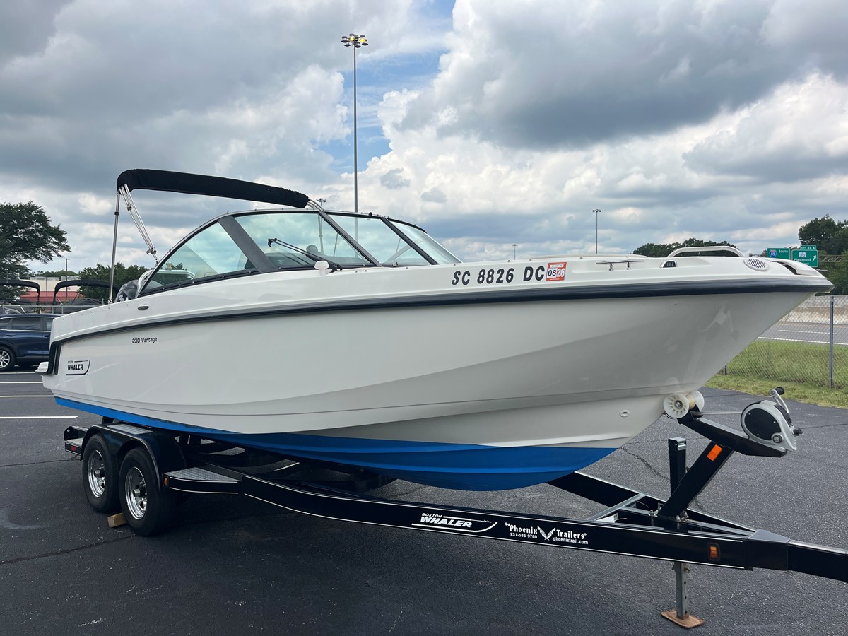 Boston Whaler 230 VANTAGE — 2013 Boston Whaler 230 Vantage — photo 4