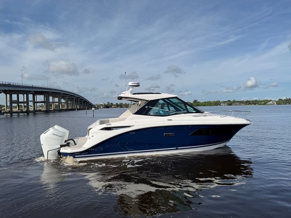SEA RAY SUNDANCER 320 OUTBOARD — 2027 Sea Ray Sundancer 320 Outboard