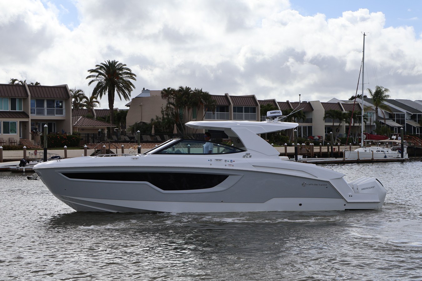 Cruisers Yachts 38 GLS Outboard — 2026 Cruisers Yachts 38 GLS Outboard — photo 2