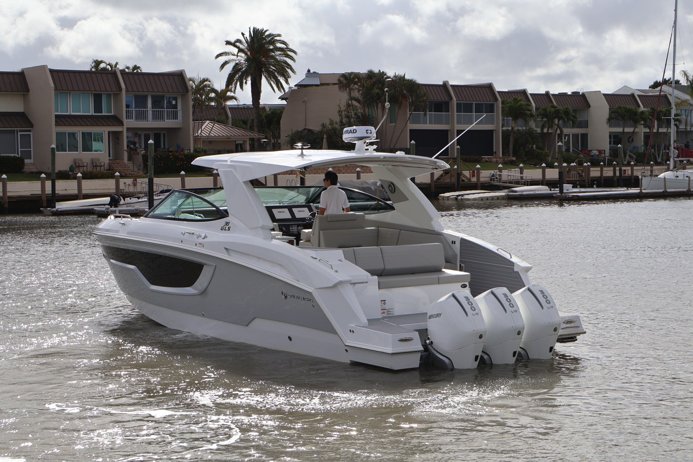 Cruisers Yachts 38 GLS Outboard — 2026 Cruisers Yachts 38 GLS Outboard — photo 4