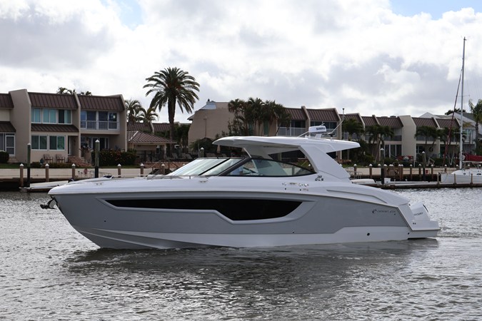 CRUISERS YACHTS 38 GLS OUTBOARD — 2026 Cruisers Yachts 38 GLS Outboard