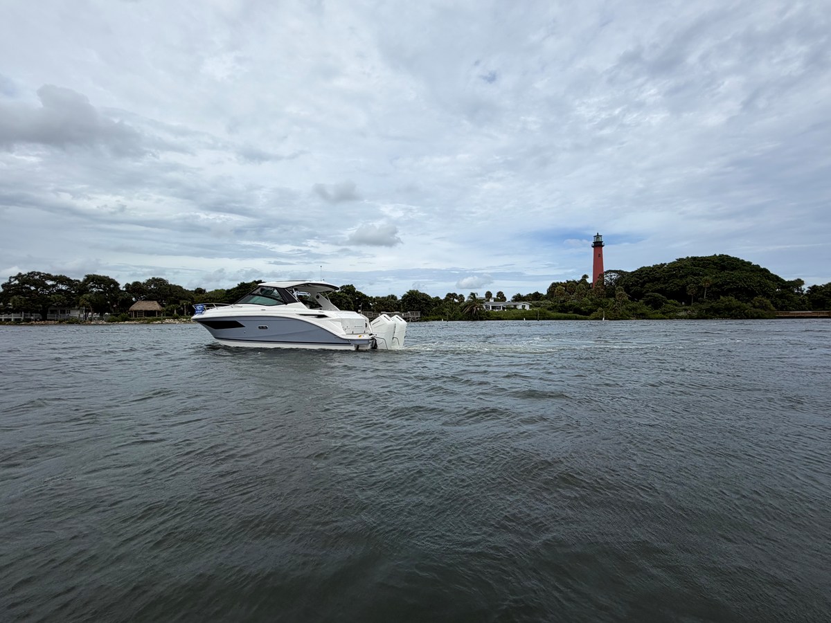 Sea Ray Sundancer 320 Outboard — 2027 Sea Ray Sundancer 320 Outboard — photo 4
