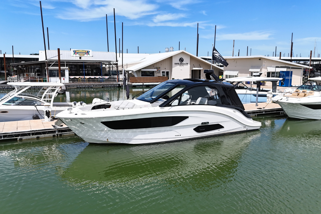 Sea Ray 370 SUNDANCER — 2024 Sea Ray 370 Sundancer — photo 2