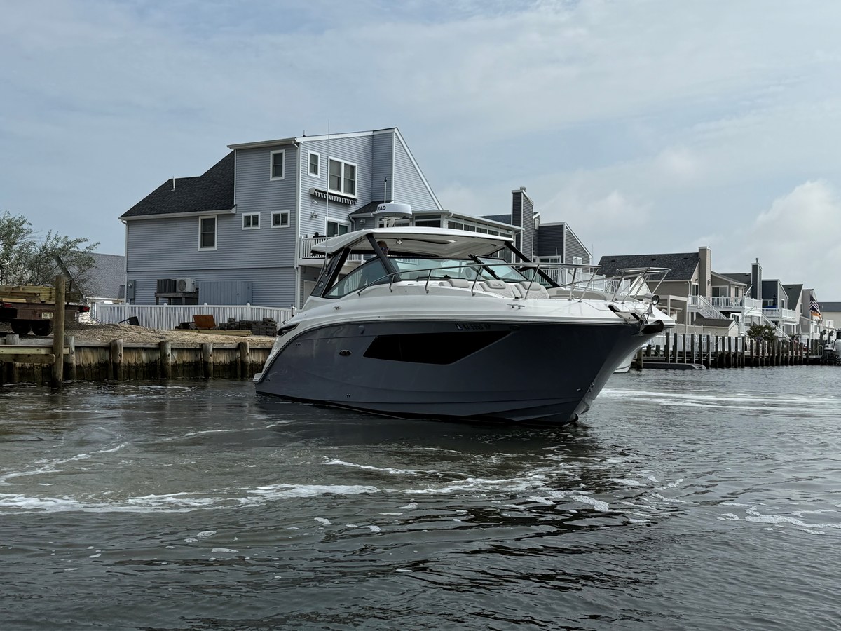 Sea Ray 320 SUNDANCER — 2021 Sea Ray 320 Sundancer — photo 2