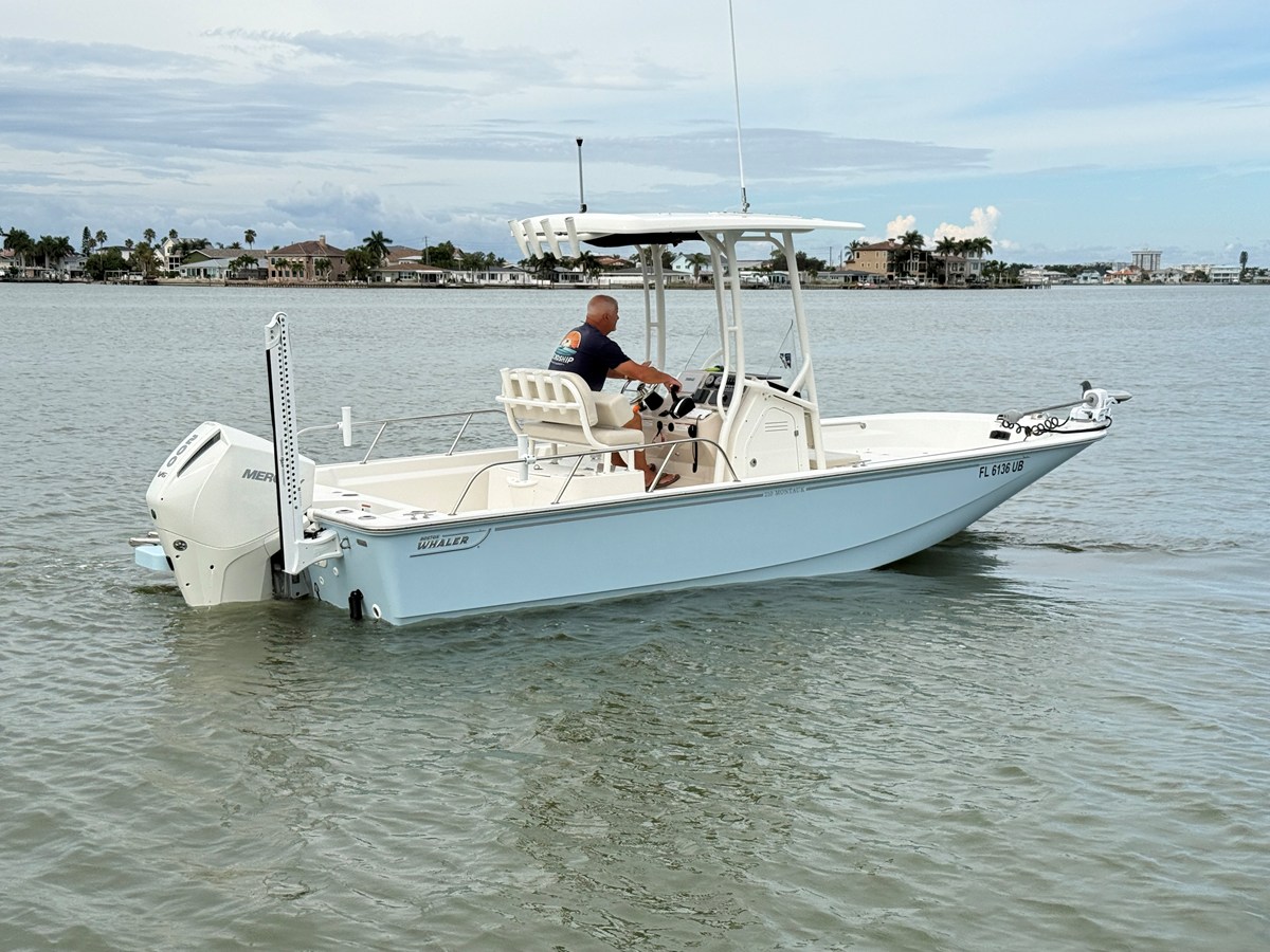 Boston Whaler 210 MONTAUK — 2025 Boston Whaler 210 Montauk — photo 4