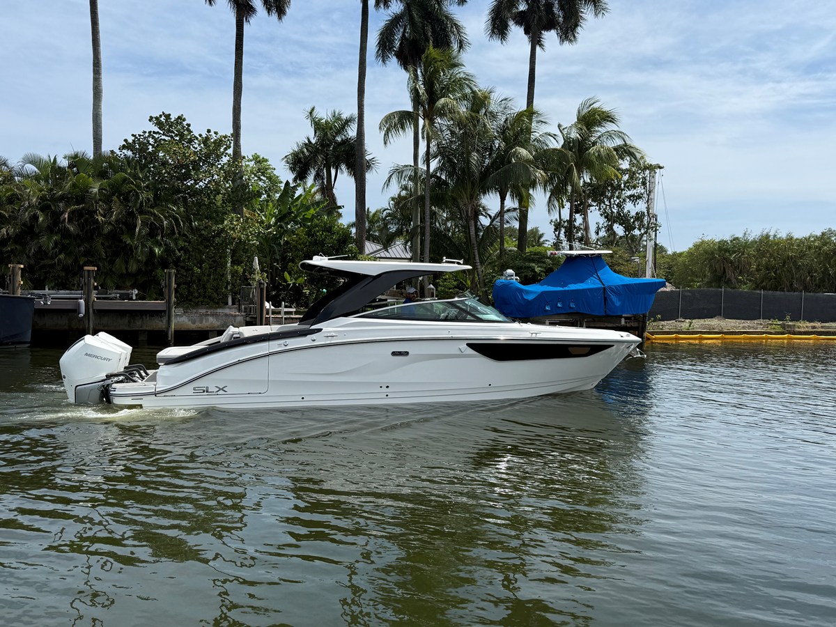 Sea Ray SLX 360 OUTBOARD — 2026 Sea Ray SLX 360 Outboard — photo 2