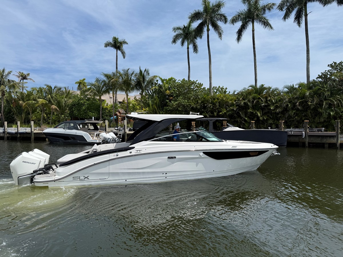 Sea Ray SLX 360 OUTBOARD — 2026 Sea Ray SLX 360 Outboard — photo 3