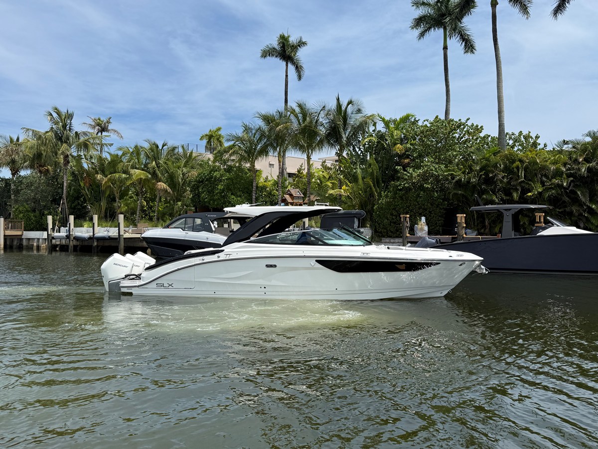 Sea Ray SLX 360 OUTBOARD — 2026 Sea Ray SLX 360 Outboard — photo 4