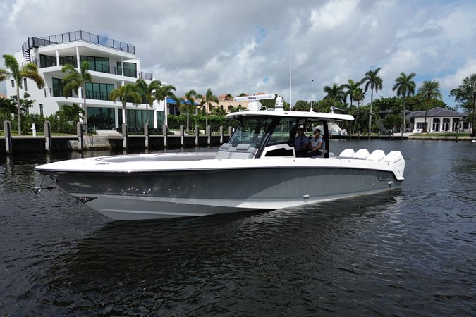 BOSTON WHALER 380 OUTRAGE — 2027 Boston Whaler 380 Outrage