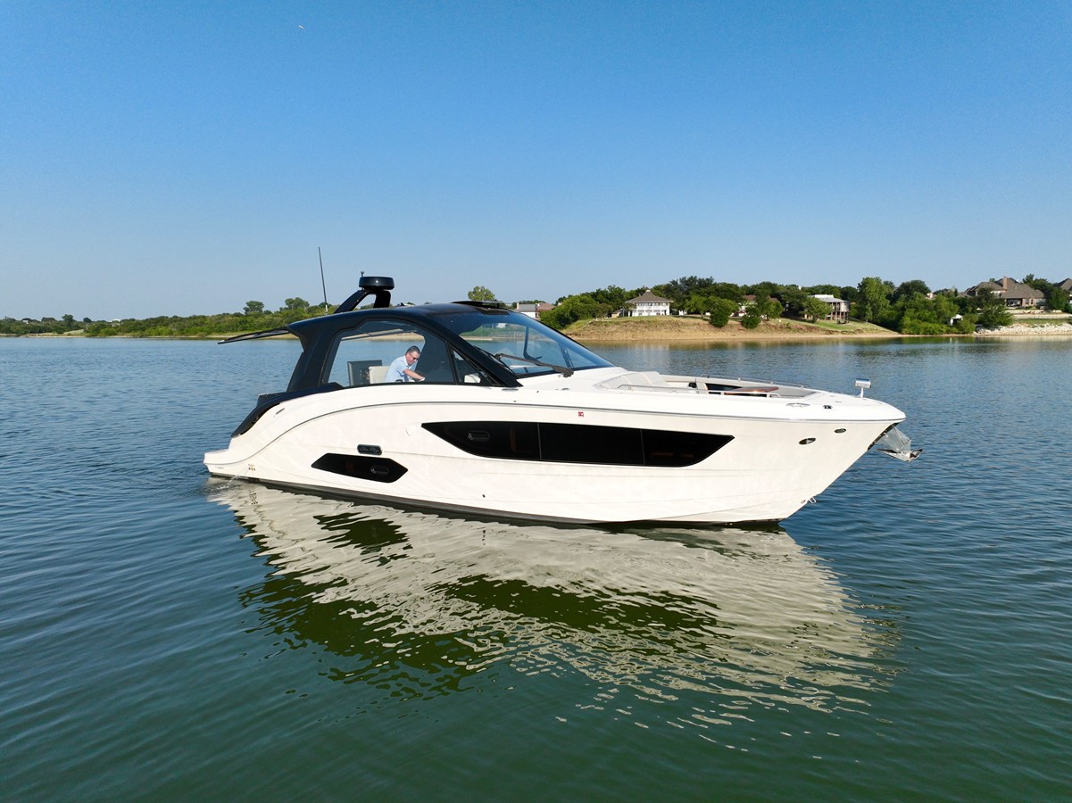 Sea Ray 370 SUNDANCER — 2025 Sea Ray 370 Sundancer — photo 2