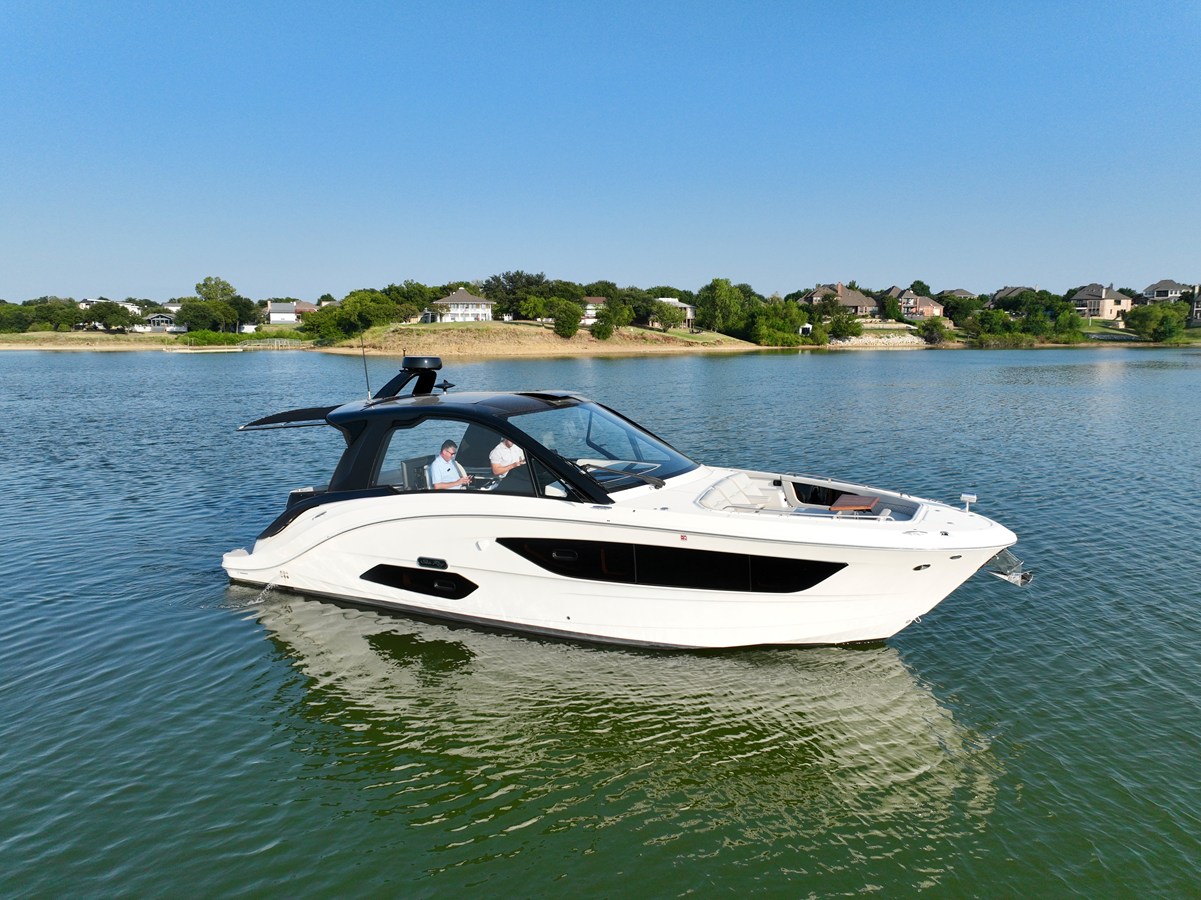Sea Ray 370 SUNDANCER — 2025 Sea Ray 370 Sundancer — photo 3