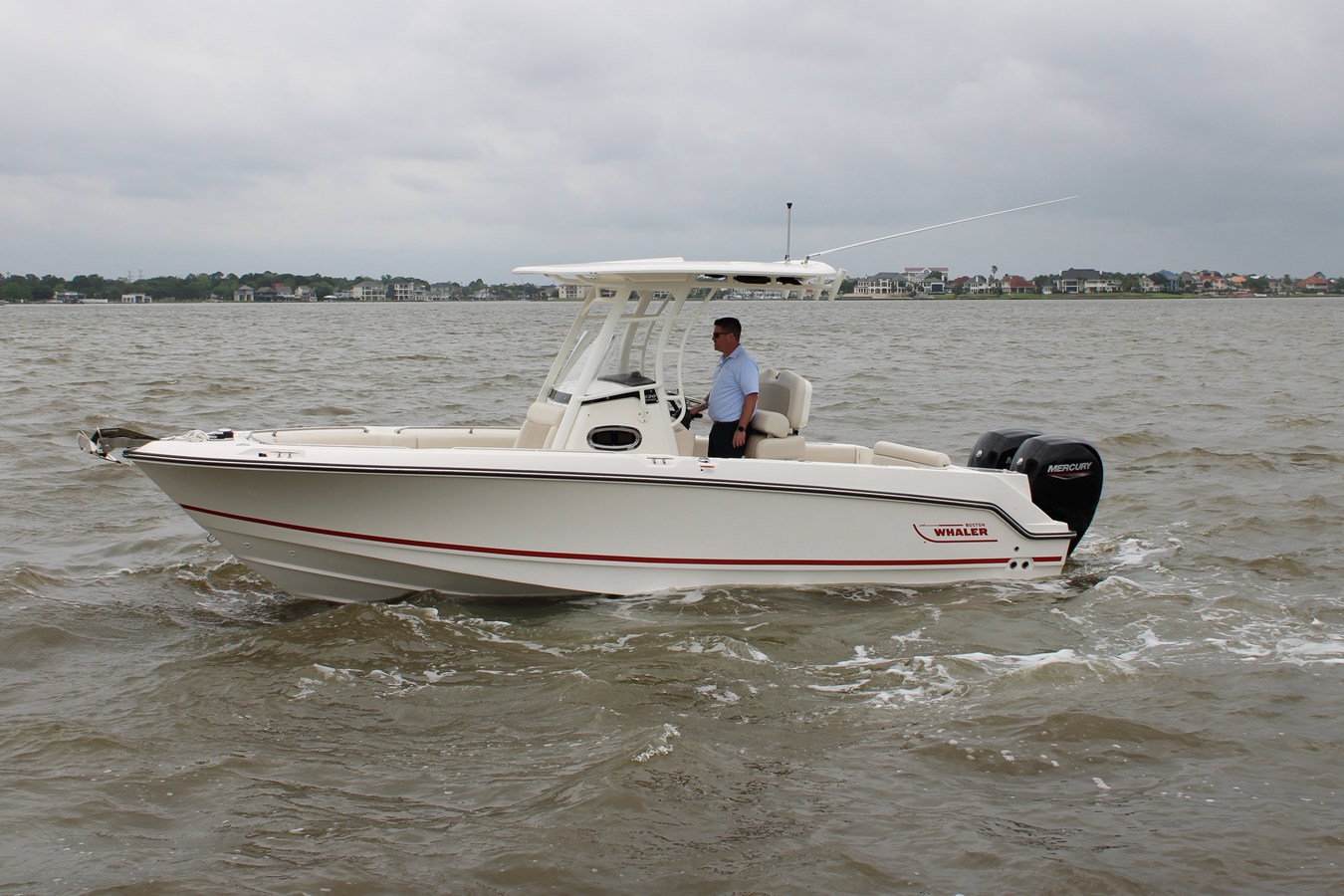 Boston Whaler 230 Outrage — 2026 Boston Whaler 230 Outrage