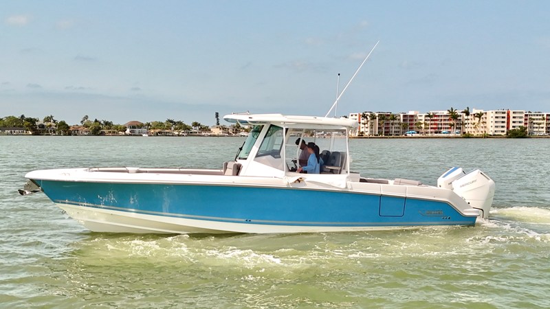 BOSTON WHALER 330 OUTRAGE — 2026 Boston Whaler 330 Outrage