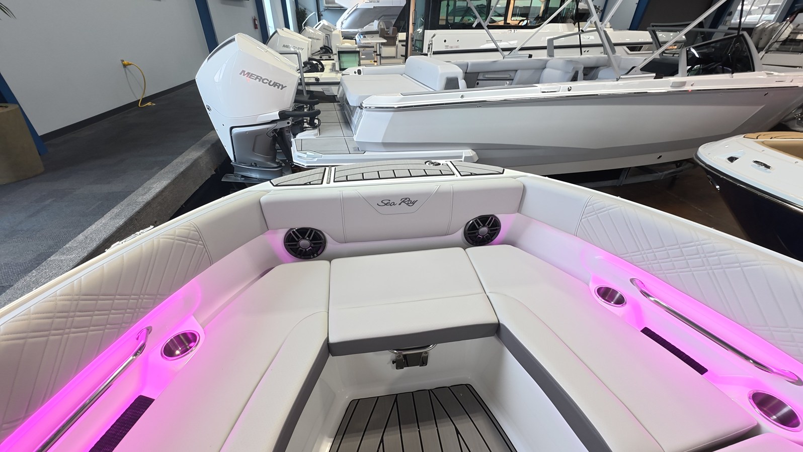 Sea Ray SDX 230 Outboard — 2026 Sea Ray SDX 230 Outboard — fotoğraf 5