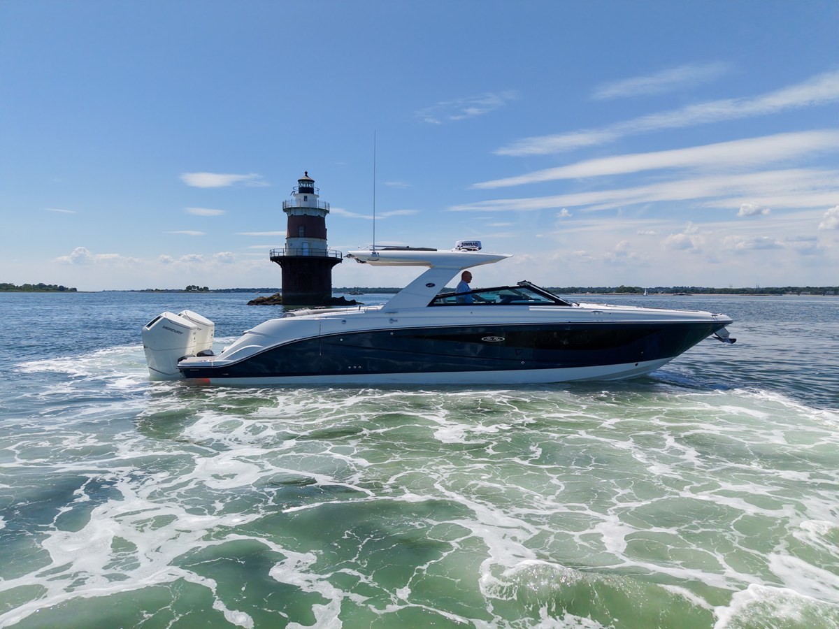 Sea Ray SLX 400 Outboard — 2026 Sea Ray SLX 400 Outboard — photo 2