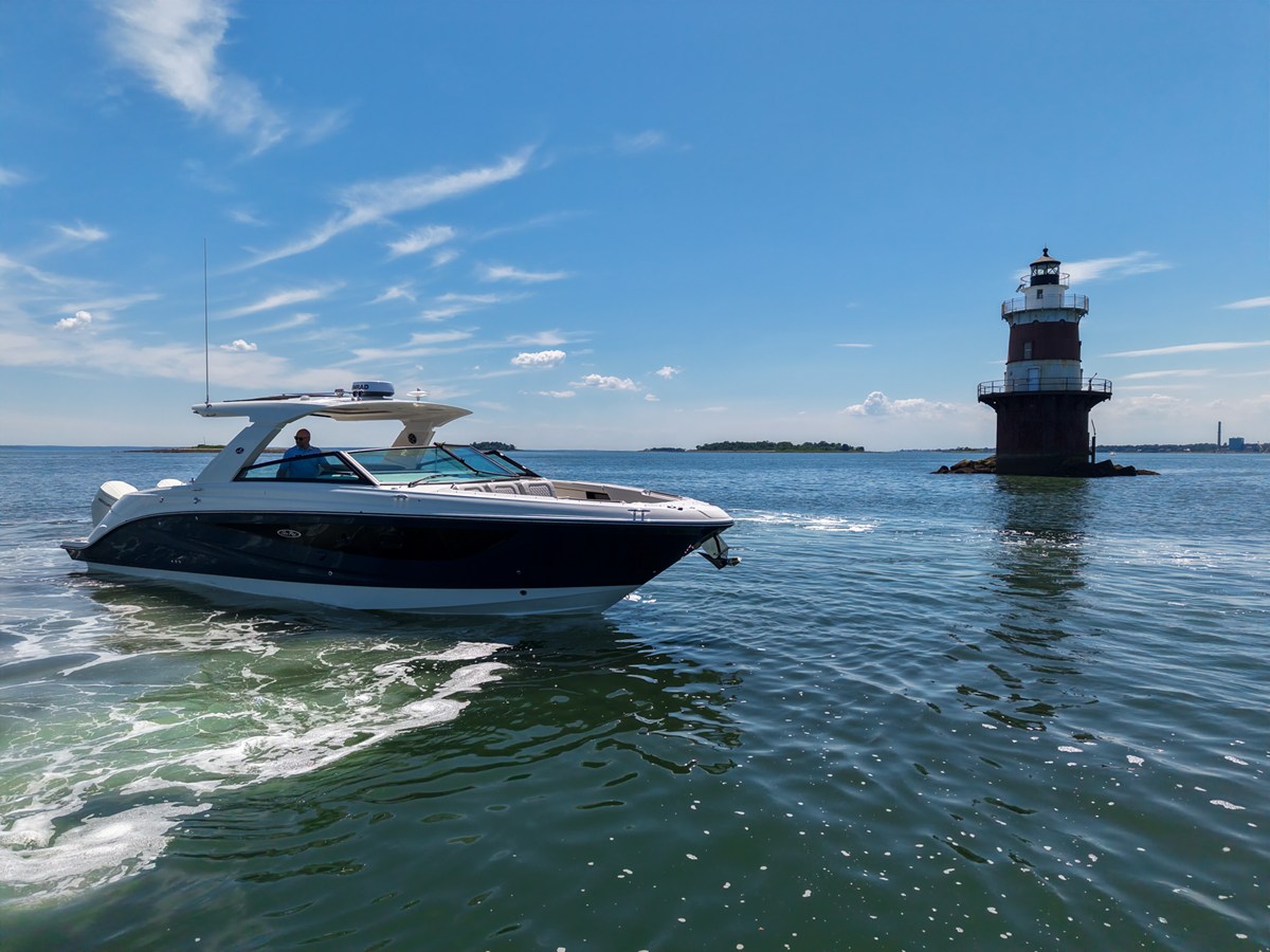 Sea Ray SLX 400 Outboard — 2026 Sea Ray SLX 400 Outboard — photo 3